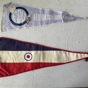 Lote siguiente: Banderines de Tela de Colección: Federación Ciclista Uruguaya