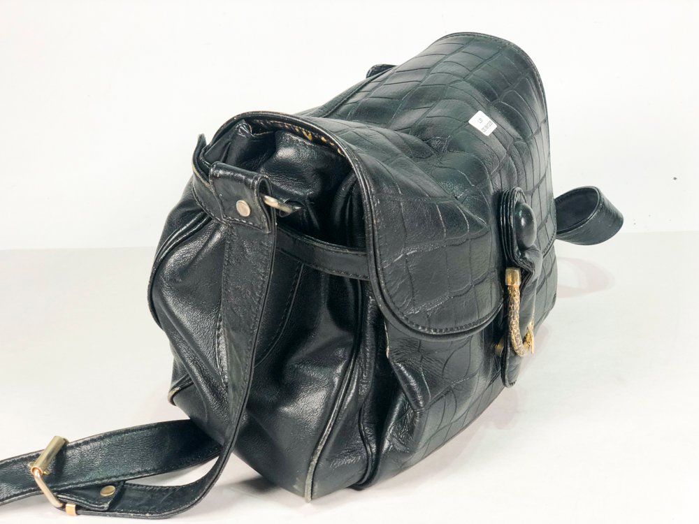 Cartera en simil cuero color negro con cierre de cadena de oro - imagen 3