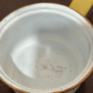 Lote de Teteras y Cacerola de Metal Esmaltado Blanco con Flores y Bordes Dorados - imagen 17