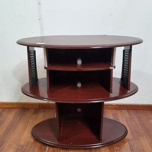 Lote siguiente: L 995 - Importante mueble para equipo de audio o TV en madera lustrada tono caoba, con estantes organizadores y laterales para CDs (Medidas 91x49x93cm)
