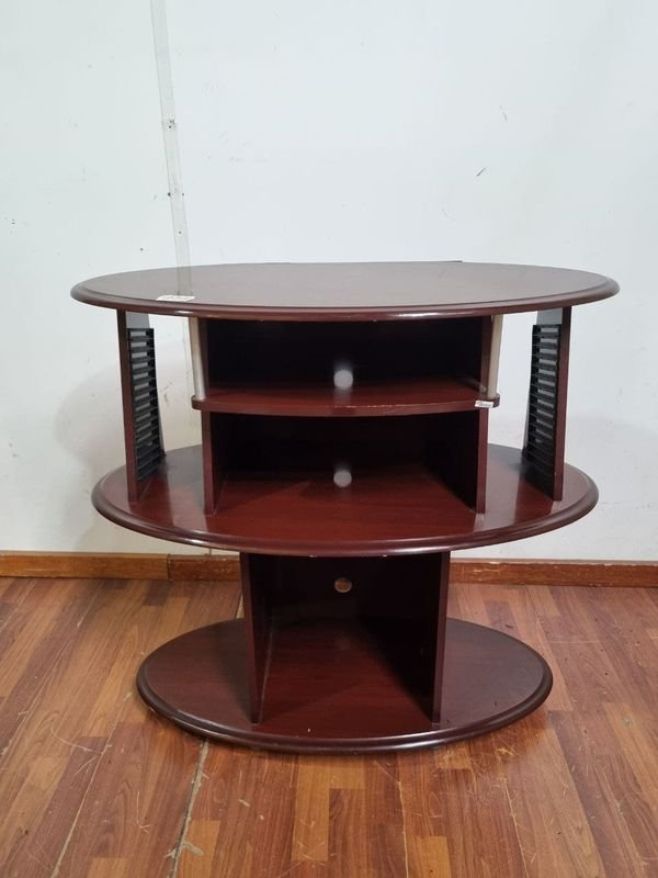 L 995 - Importante mueble para equipo de audio o TV en madera lustrada tono caoba, con estantes organizadores y laterales para CDs (Medidas 91x49x93cm)