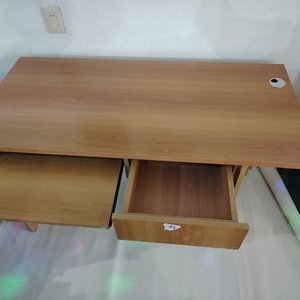 Escritorio de madera con espacio para teclado, cajón y torre - imagen 4