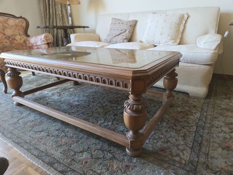 Mesa ratona Tudor con tapa en vidrio dorado - imagen 3