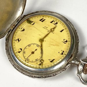 Lote anterior: Reloj de Bolsillo Longines de Plata con Decoración de Jinetes