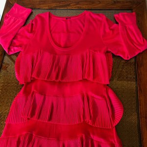 Vestido Fucsia Talle M con Mangas Largas y Volados Plisados - imagen 2