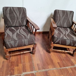 Par de Sillones de Madera con Almohadones Estampados - imagen 1