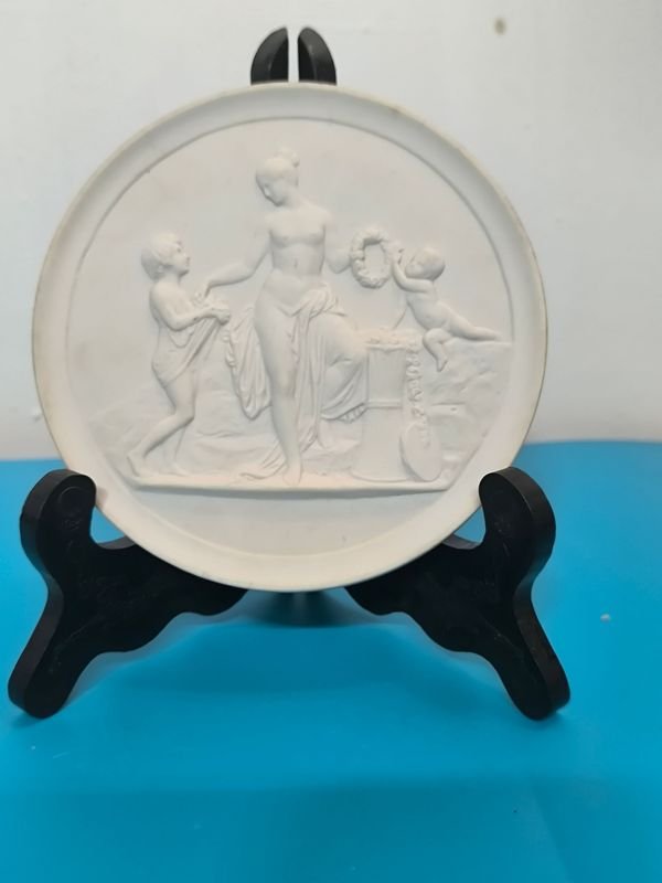 Platos de porcelana Biscuit Royal Copenhagen con relieve neoclásico - imagen 4