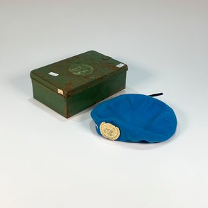 Lote siguiente: Boina Celeste ONU y Caja Metálica Verde Vintage