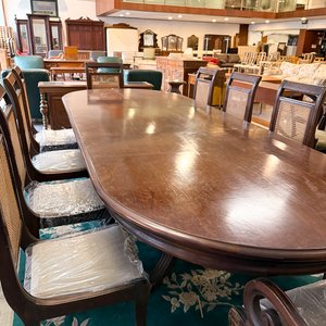 Lote siguiente: Mesa de Comedor Ovalada de Madera con 6 Sillas Estilo Clásico