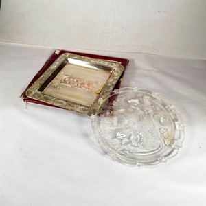 Lote siguiente: Bandeja Metálica Decorada y Centro de Mesa Circular de Vidrio