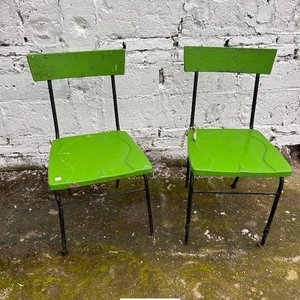 Lote siguiente: Par de Sillas Metálicas Verdes Estilo Industrial