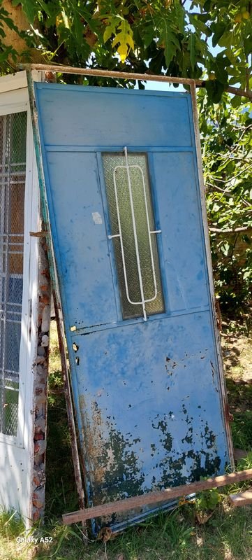 Lote anterior: Puerta de chapa con marco azul en venta