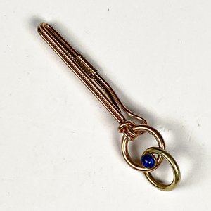 Anillo con Piedra Celeste, Dije de Pez Dorado y Trabacorbatas Enchapado - imagen 7