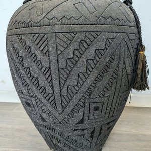 Jarrón de Cerámica Negro con Figuras Geométricas Brillantes y Borla - imagen 4