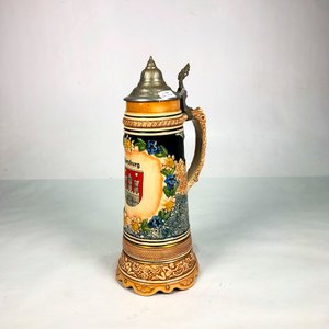 Lote siguiente: Jarra de Cerveza de Porcelana Alemana con Monograma y Tapa Metálica - 36 cm