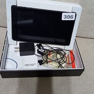 Lote siguiente: Pantalla Portátil Negra con Accesorios y Caja