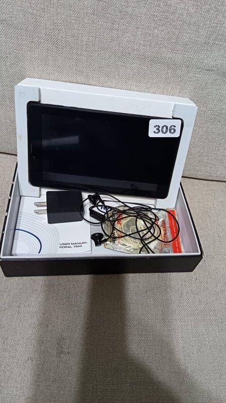 Pantalla Portátil Negra con Accesorios y Caja