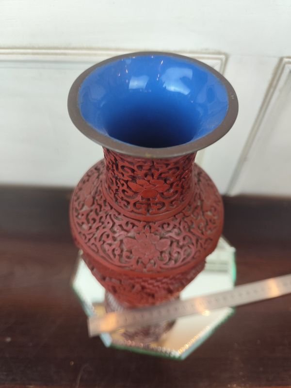 Antiguo florero en laca cinabar sobre bronce interior esmaltado azul con perforación en la base - imagen 4