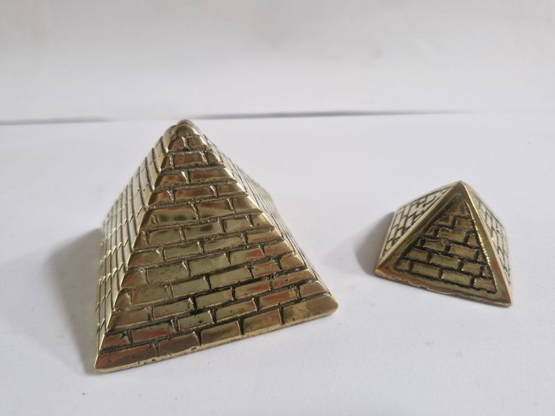 Lote anterior: Adornos En Bronce 2 Pirámides