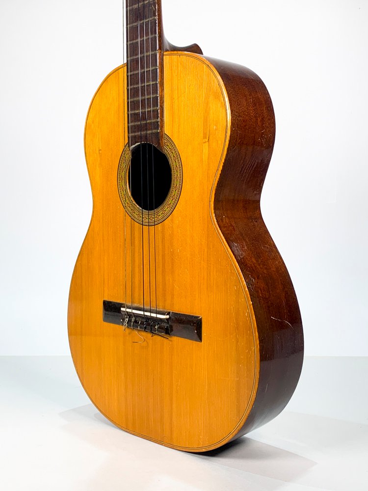 Guitarra de concierto marca Caruso con estuche marrón e interior rojo - imagen 3