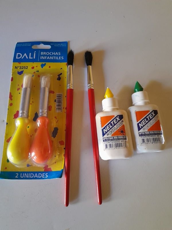 Lote siguiente: Set de pintura y herramientas para artistas