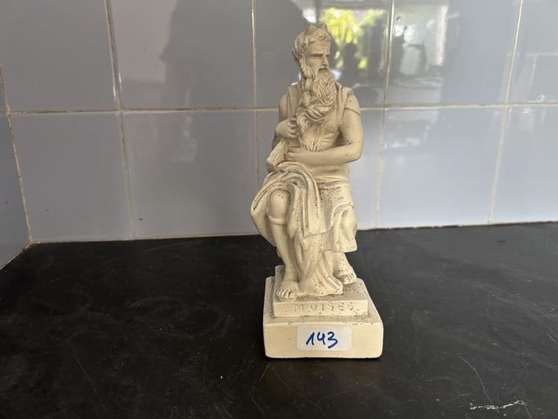Lote siguiente: Escultura de Moisés en piedra blanca