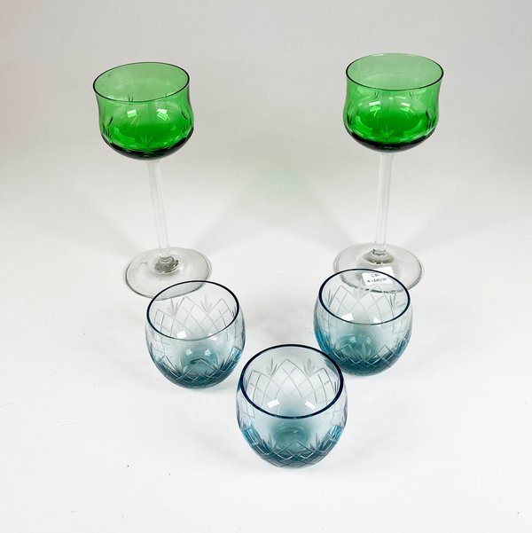 Lote siguiente: Cinco piezas de cristal colorido y vasos tallados