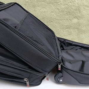 Bolso de Viaje Estilo Valija Negro con Ruedas y Mango Extensible - imagen 4