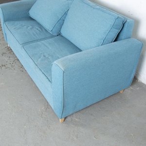 Sofá de Dos Cuerpos Tapizado en Tela Celeste con Almohadones - imagen 3