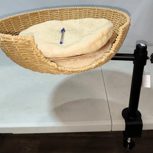Cama Elevadiza Giratoria para Gatos con Brazo Metálico y Almohadón - imagen 4