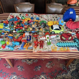 Lote Grande de Juguetes Variados: Figuras, Vehículos y Disfraces - imagen 1