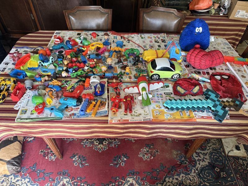 Lote Grande de Juguetes Variados: Figuras, Vehículos y Disfraces