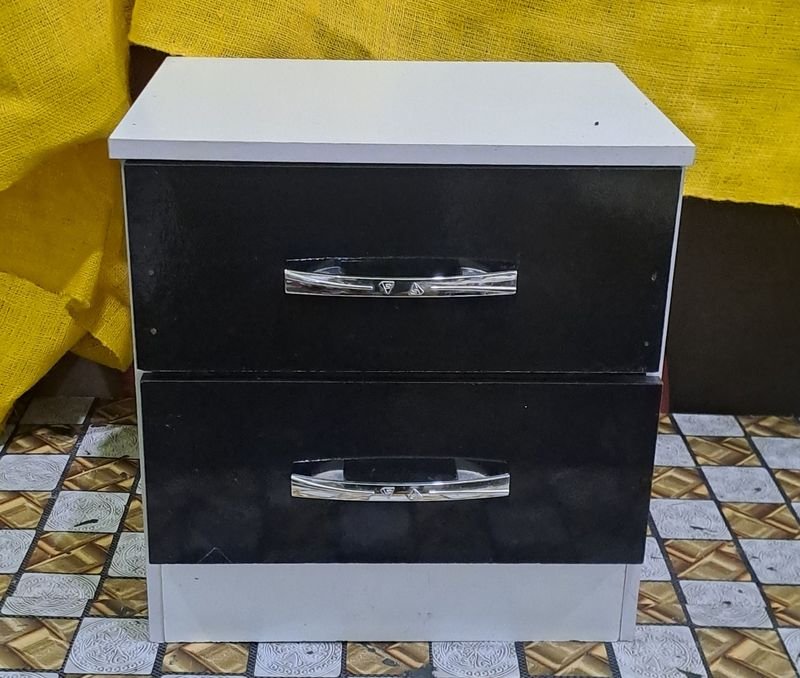 Lote siguiente: MESA DE LUZ EN MDF EN EXCELENTES CONDICIONES