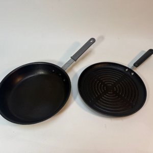 Lote siguiente: Par de Sartenes de Calidad con Mango Gris, 30cm Diámetro