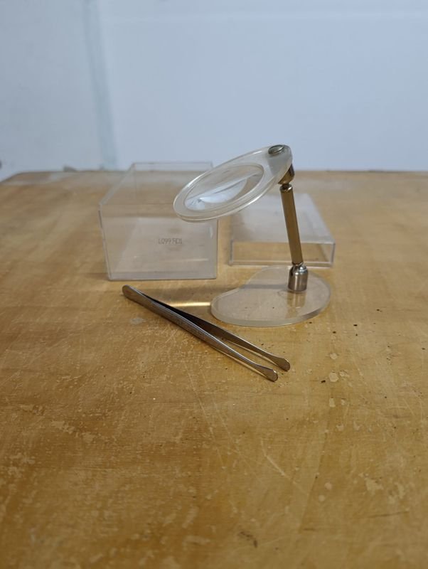 Lupa de Relojero o Filatélico con Pinza y Estuche