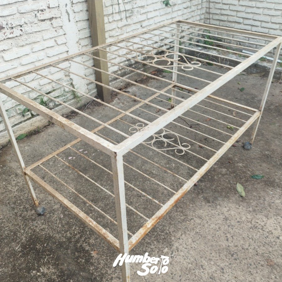 Mesa de hierro dos niveles construida con varillas e hierros ángulos