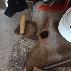 Lote de Cascos de Constructor y Herramientas Varias - imagen 3