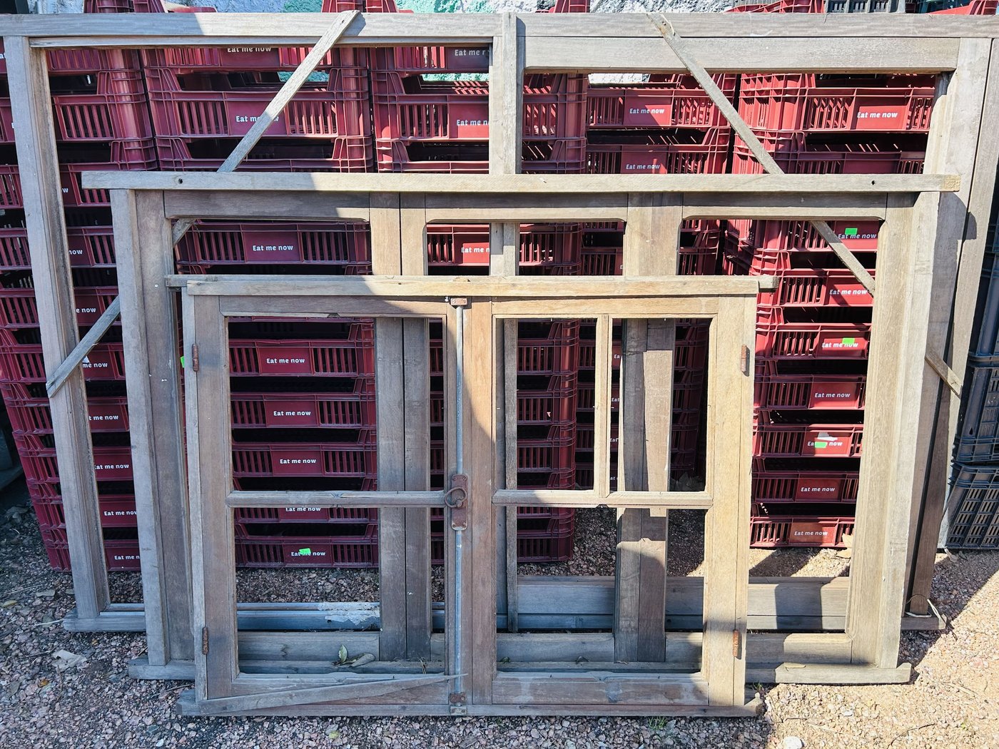 Lote #041 – Tres ventanas en madera con detalles – 230×150 – 190×120 – 135x100cm