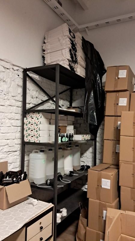 Estantería en hierro y chapa para almacenamiento organizado