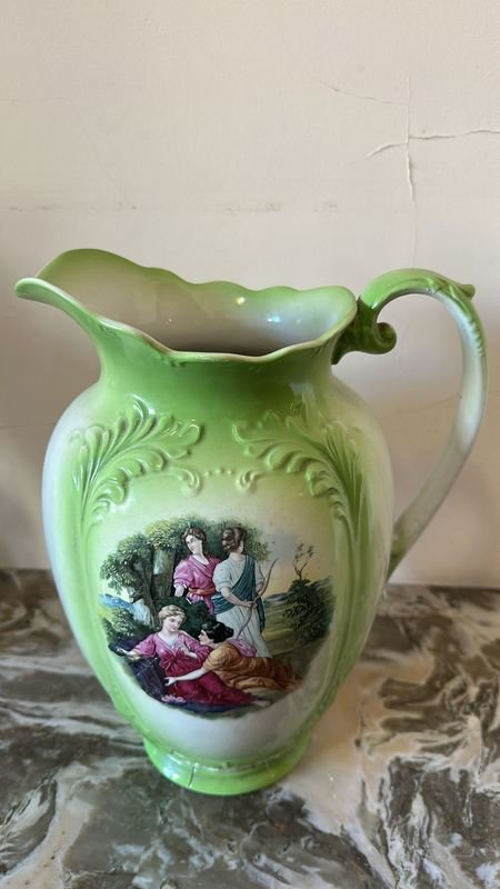 Lote anterior: Jarra de porcelana inglesa con pintura retratando figuras históricas