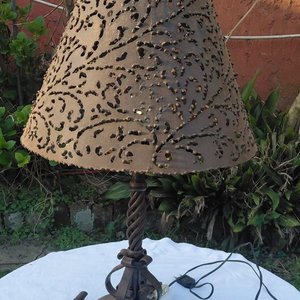 Lámpara de Hierro Forjado con Pantalla Metálica Calada - imagen 4