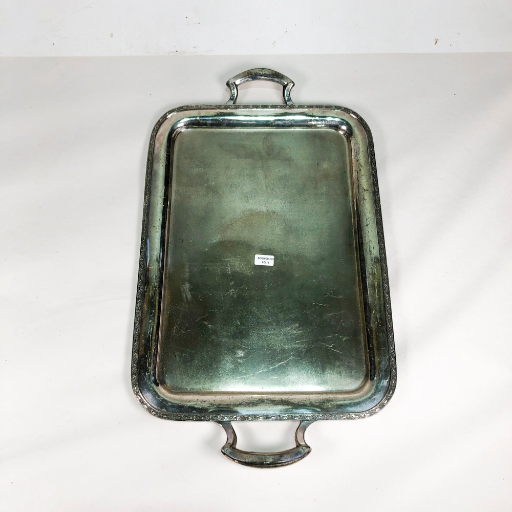 Lote siguiente: Bandeja en metal con asas y borde labrado Wallace de 56 x 33 cm