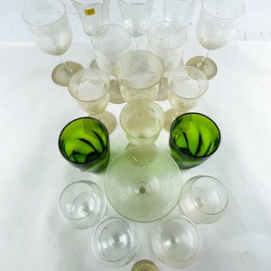 Lote de 19 piezas de cristalería: copas y vasos de vidrio verde y transparente - imagen 2