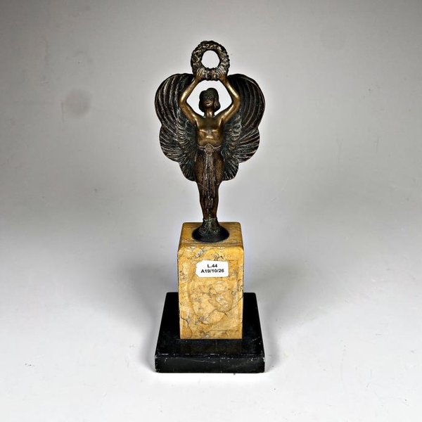 Figura de bronce de dama alada con corona de laurel, base de mármol - imagen 1
