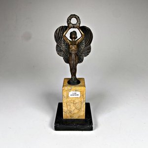 Lote siguiente: Figura de bronce de dama alada con corona de laurel, base de mármol