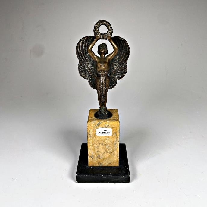 Figura de bronce de dama alada con corona de laurel, base de mármol