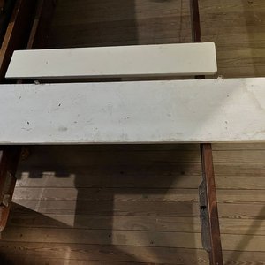 Lote siguiente: 2 Repisas de Madera Blancas