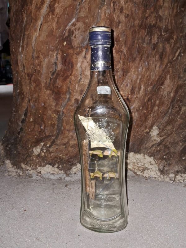 Botella de martini decorada con barco encapsulado - imagen 3