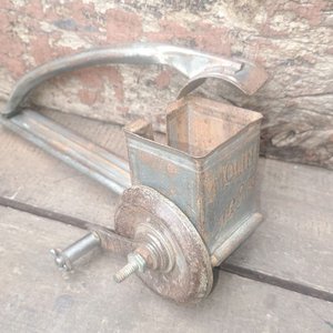 Rallador de Queso Antiguo a Manivela Marca Molin - imagen 3