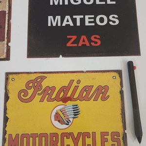 Lote de 8 Chapas Vintage: Indian Motorcycles, La Baguette, Montevideo, Punta del Este y más - imagen 4